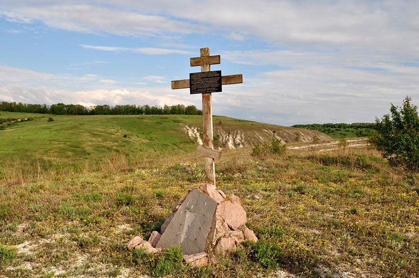 Пам'ятний хрест у села Крива Лука